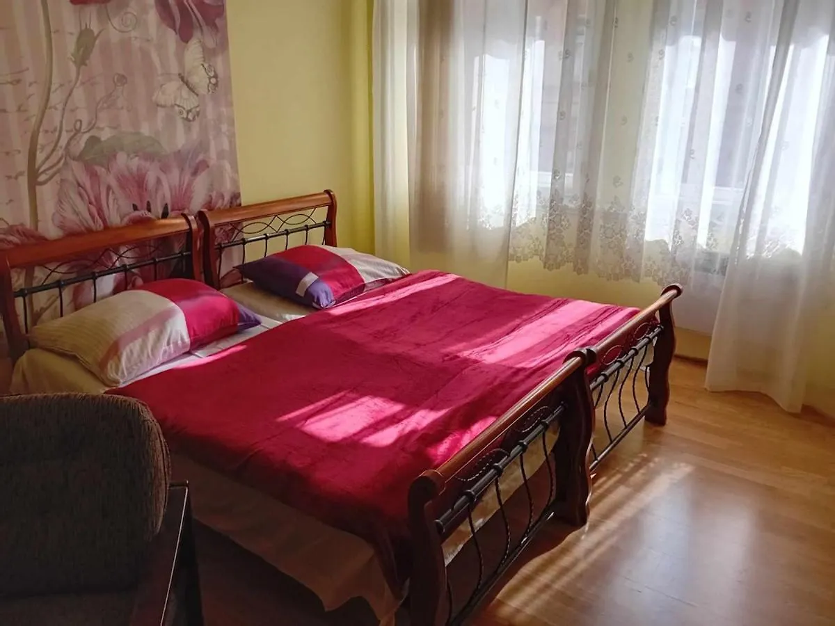 Flowery Bedroom Apartment Prague Zizkov