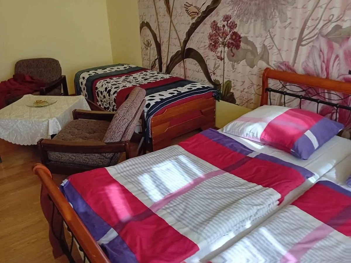 Flowery Bedroom Apartment Prague Zizkov